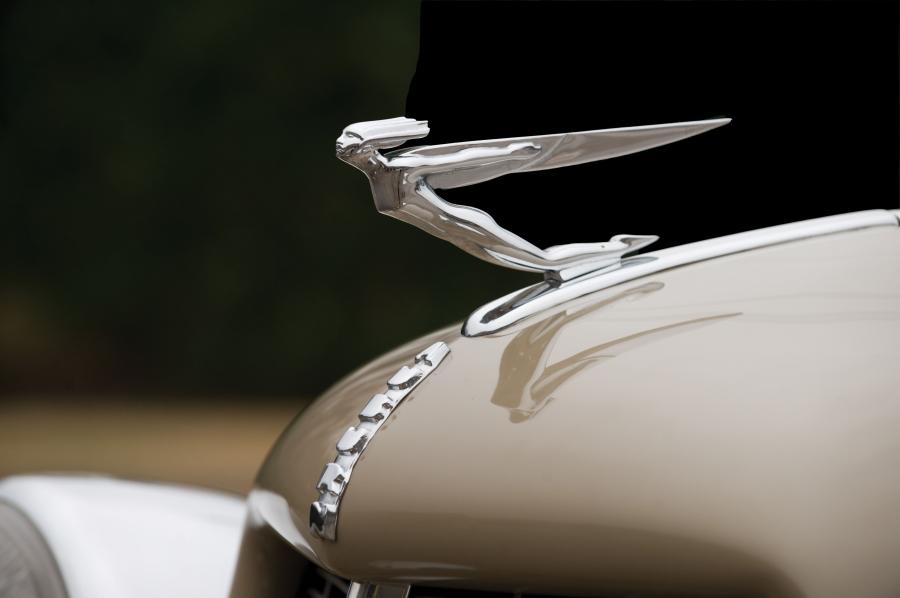 Логотип Auburn 851 Supercharged Dual Ratio Phaeton Sedan 1935 года  (фото 29 из 40)